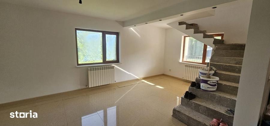 Casă cu 5 camere cu Teren 3600 Mp în Bâlca