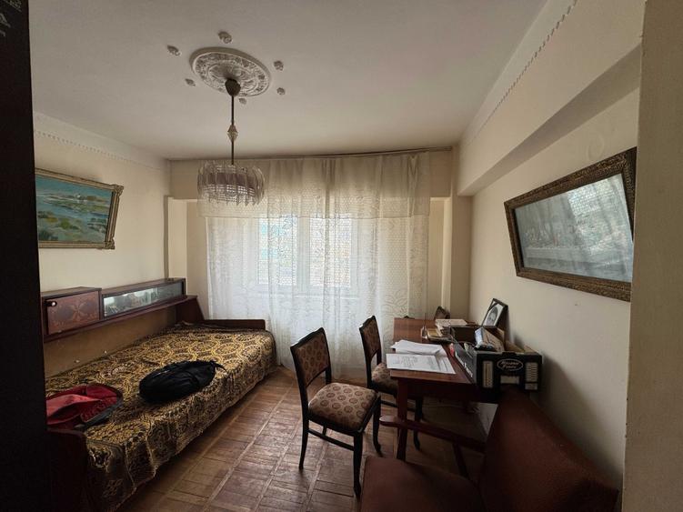 Apartament cu 3 camere semidecomandat în Central