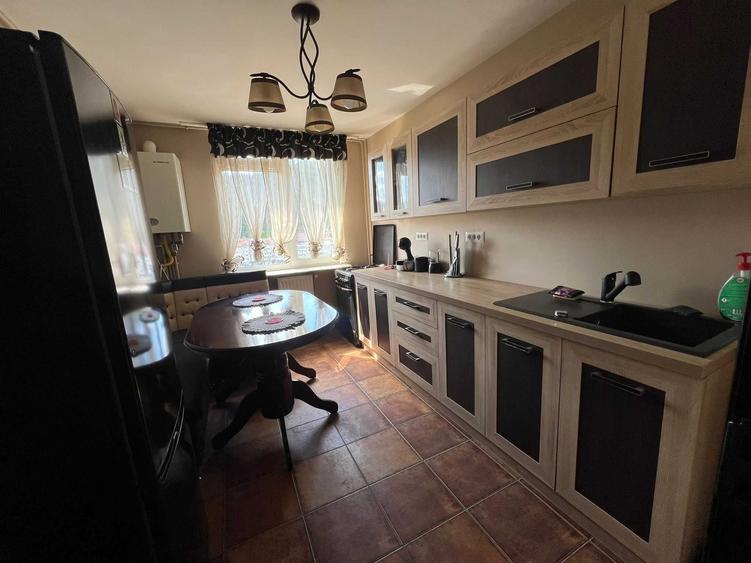 Apartament cu 3 camere semidecomandat în Exterior Vest