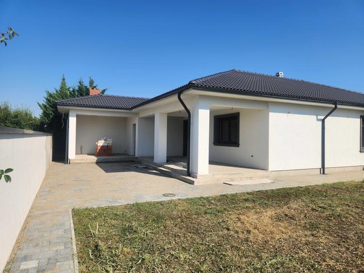 Casă cu 4 camere în Vladimirescu