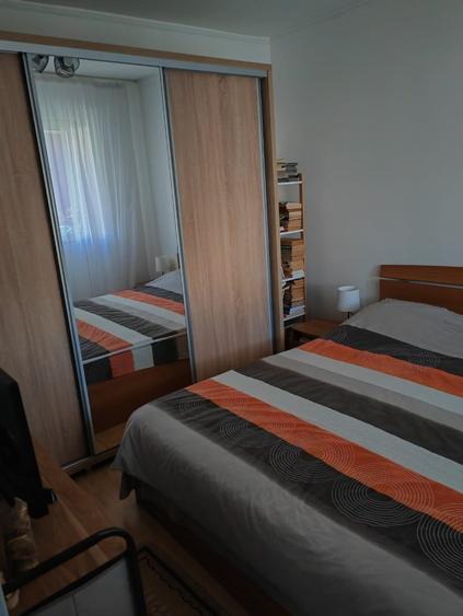 Apartament cu 3 camere semidecomandat, mobilat în Casa de Cultură