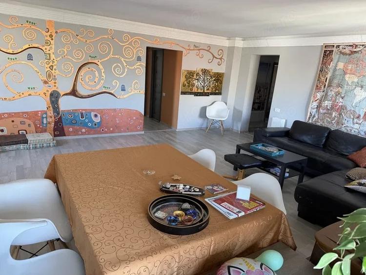 Apartament cu 4 camere decomandat în Capitol