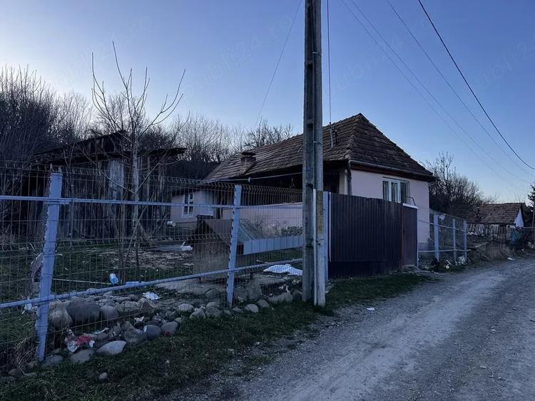 Casă cu 2 camere cu Teren 1250 Mp în Suseni