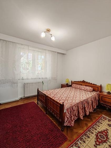 Apartament cu 3 camere decomandat, mobilat în Decebal