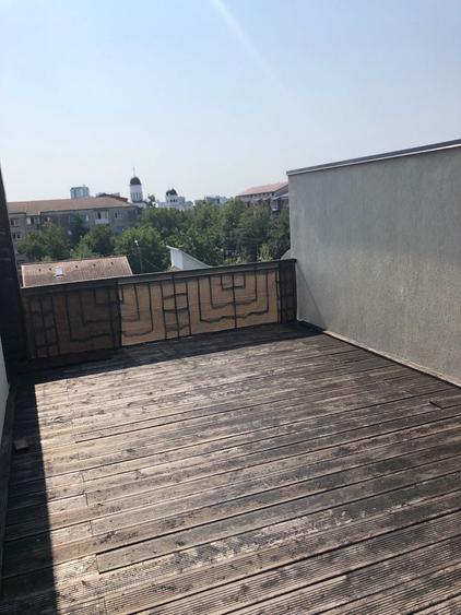 Apartament cu 5 camere decomandat în Aradului