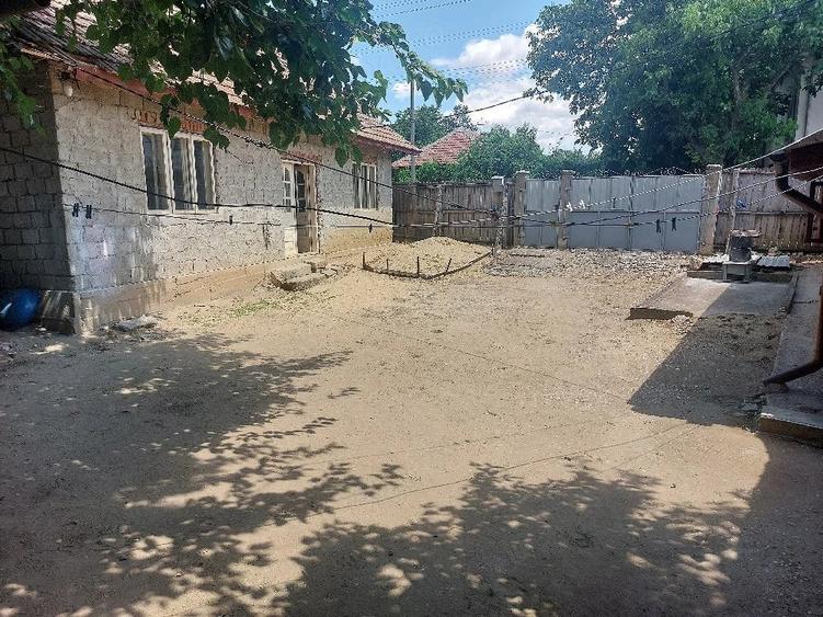 Casă cu 4 camere cu Teren 800 Mp în Central