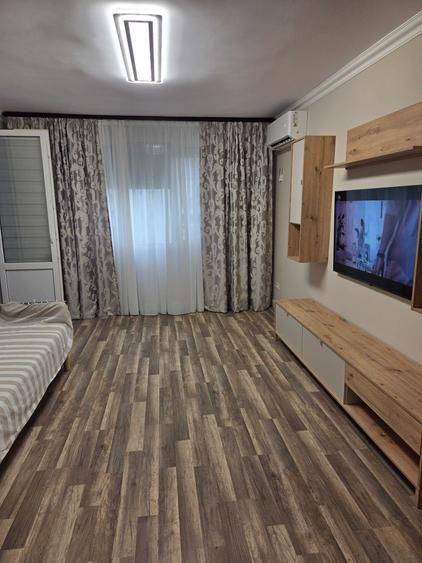 Apartament cu 2 camere decomandat în 1 Decembrie