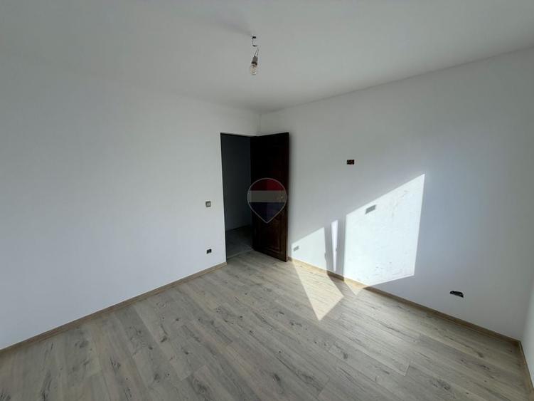 Casă individuală cu 5 camere cu Teren 433 Mp în Golești