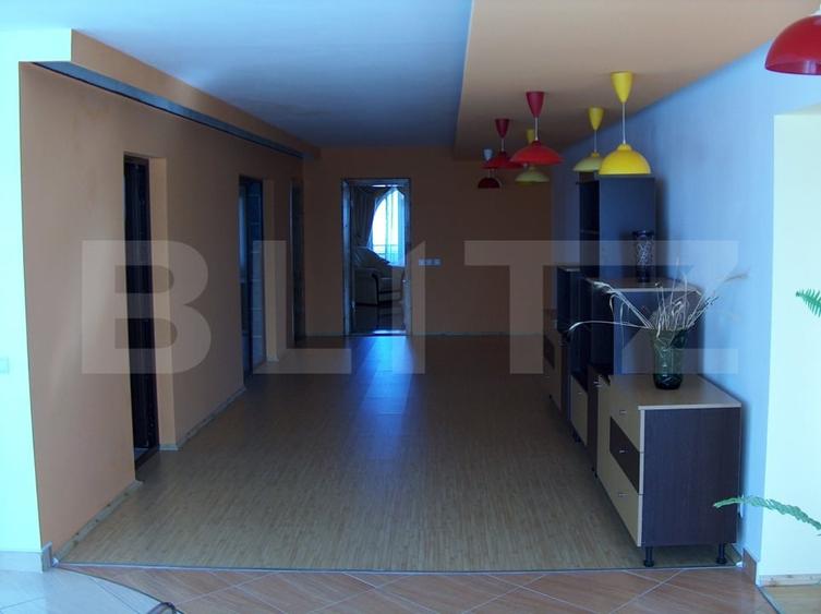 Casă individuală cu 8 camere cu Piscina în Micro 1