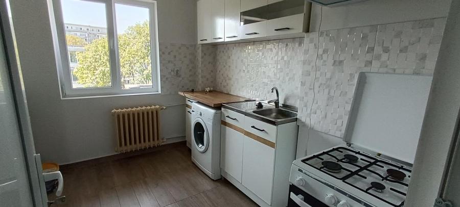 Apartament cu 3 camere semidecomandat, mobilat în Nord