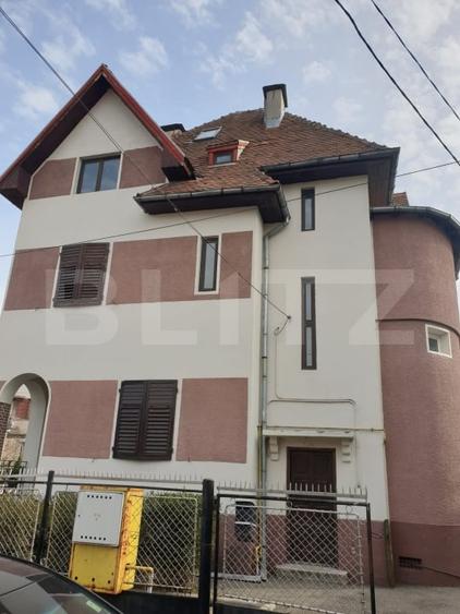 Casă individuală cu 11 camere cu Canalizare în Central