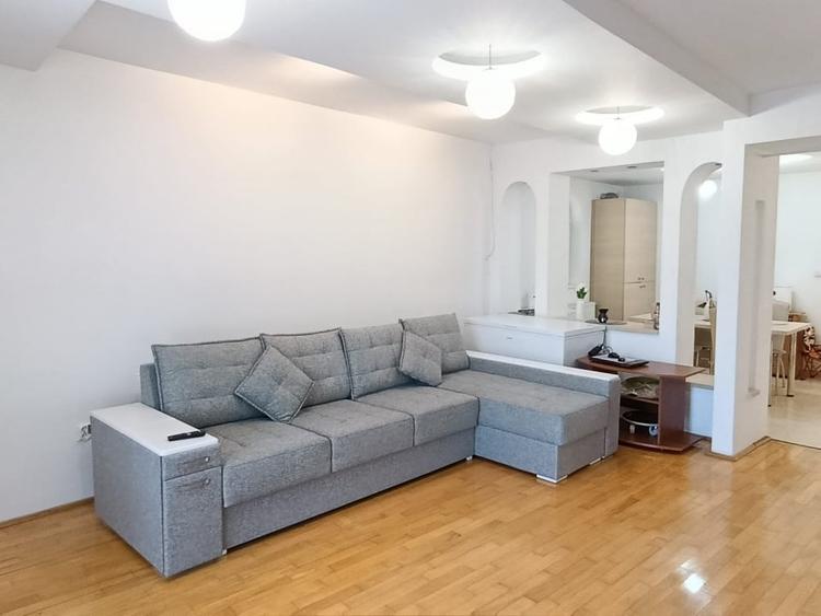 Apartament cu 3 camere decomandat, mobilat în Central