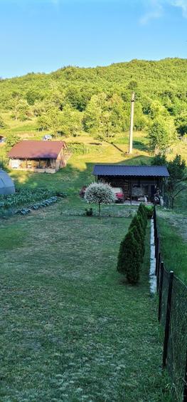 Casă cu 4 camere în Cracu Muntelui