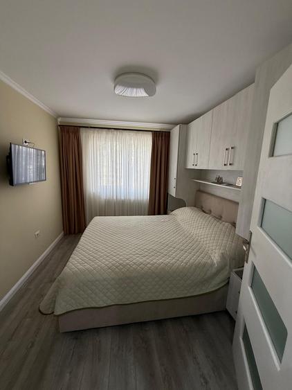 Apartament cu 4 camere semidecomandat, mobilat în Policlinica