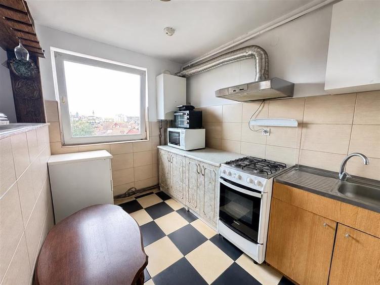 Apartament cu 3 camere semidecomandat, mobilat în Central