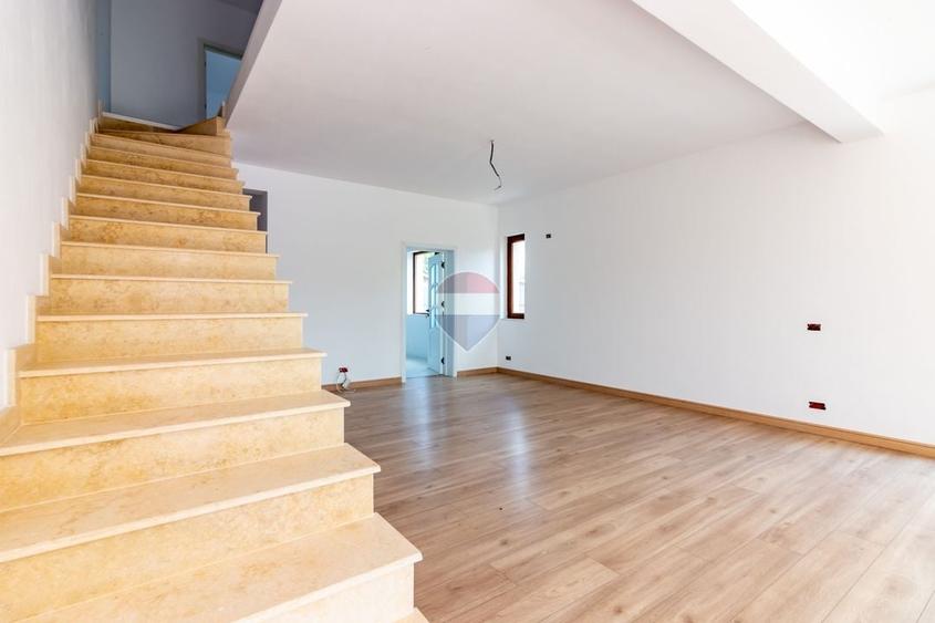Duplex cu 4 camere cu Teren 238 Mp în Nord-Vest