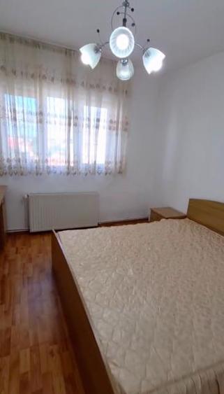 Apartament cu 3 camere decomandat în Astra