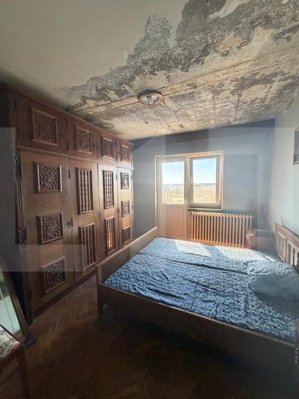 Apartament cu 3 camere semidecomandat în Craiovița Nouă