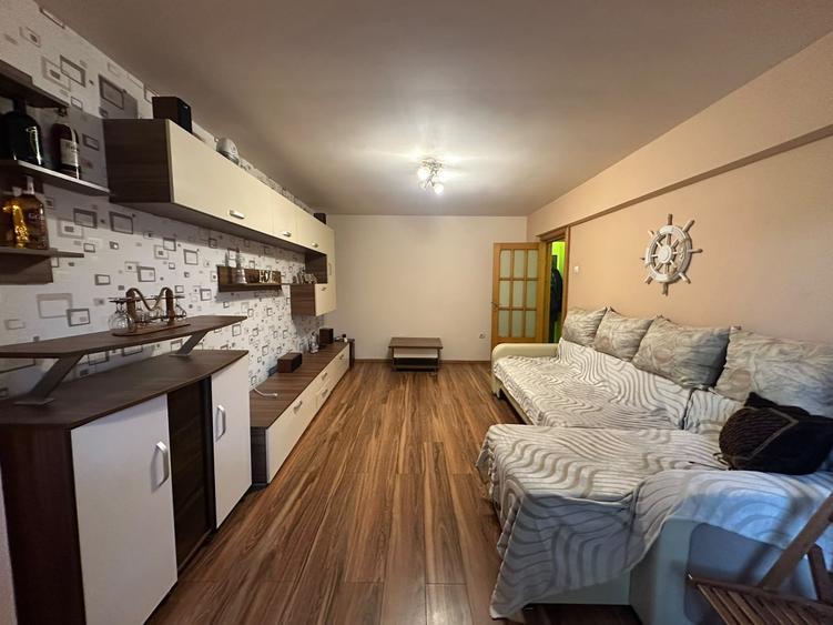 Apartament cu 3 camere decomandat, mobilat în Radu Negru