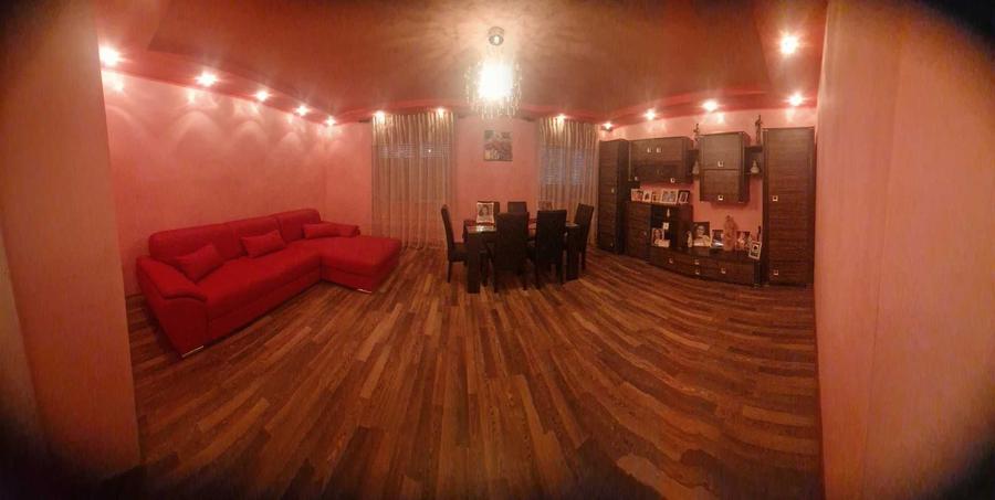Casa complet renovata, gradina si curte mare . - 2