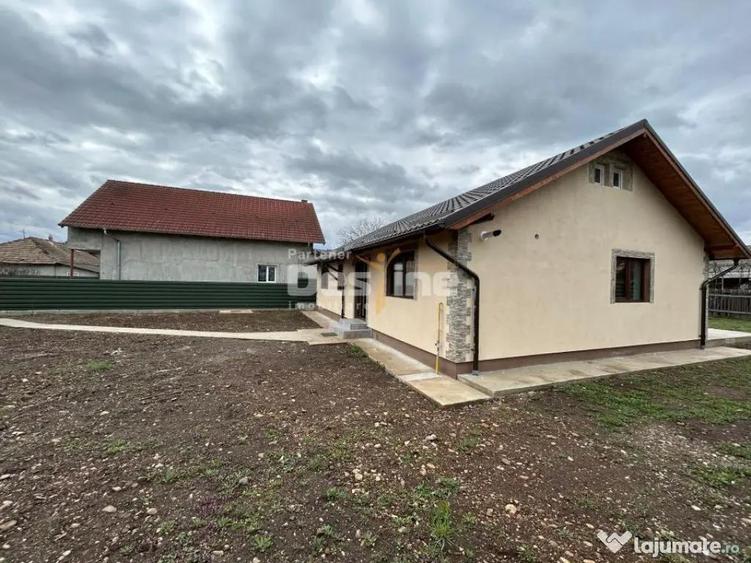 Casă cu 3 camere cu Teren 805 Mp în Dumbrava