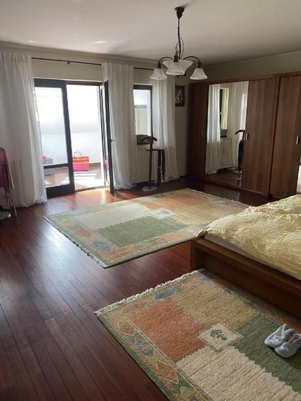 Casă individuală cu 7 camere cu Teren 2750 Mp în Mușcel