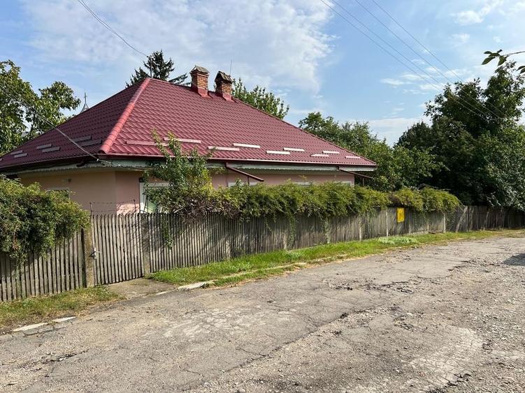 Casă cu 4 camere în Buhuși