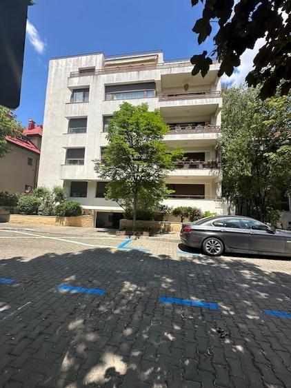 Apartament cu 4 camere semidecomandat în Capitale