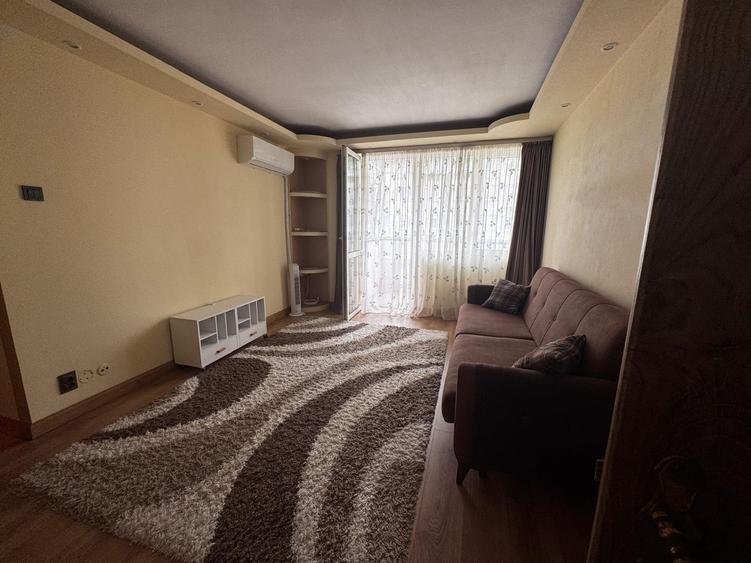 Apartament cu 3 camere semidecomandat în Vatra Luminoasă
