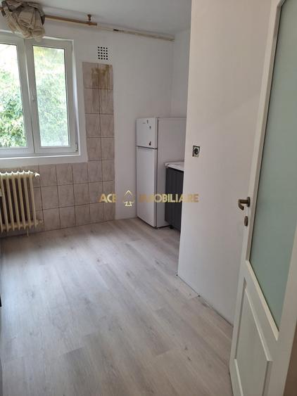 Apartament cu 3 camere semidecomandat, mobilat în Ozana