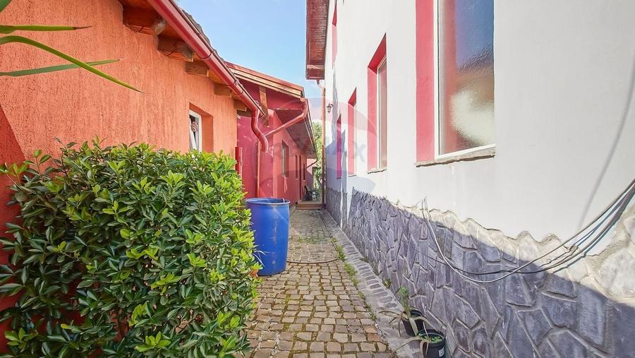 Casă individuală cu 11 camere cu Teren 789 Mp în Florilor