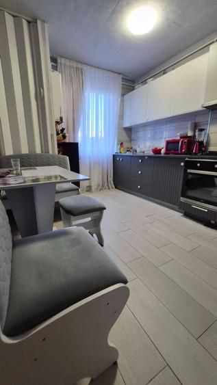 Apartament cu 3 camere semidecomandat în Central