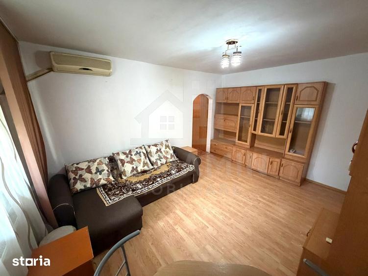 Apartament cu 3 camere semidecomandat în Craiovița Nouă