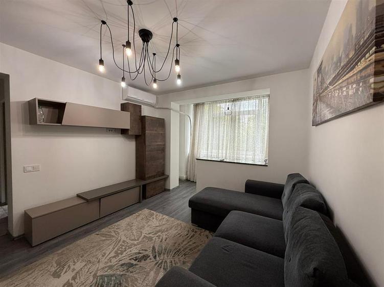Apartament cu 3 camere semidecomandat în Podu Roș