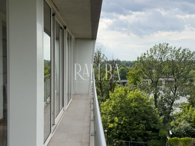 Apartament cu 8 camere semidecomandat, mobilat în Primăverii