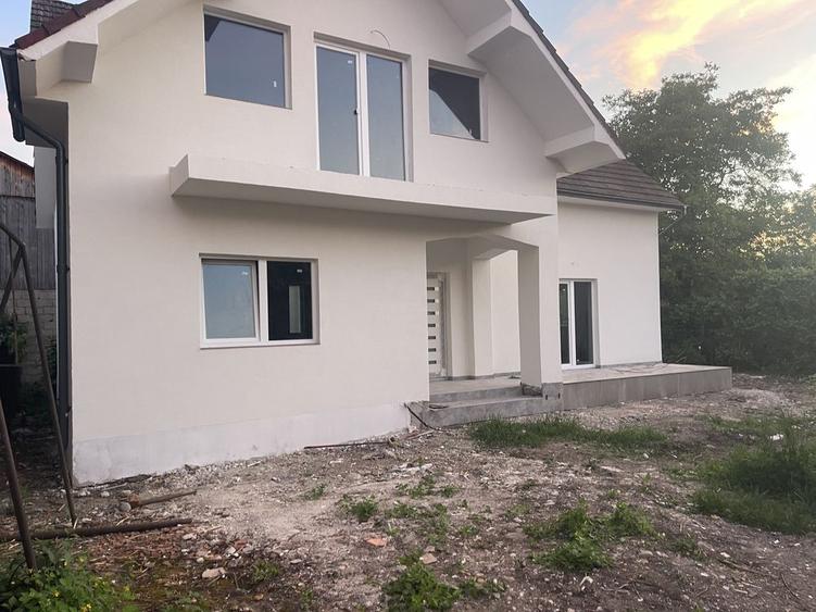 Casă cu 4 camere în Petru Rareș