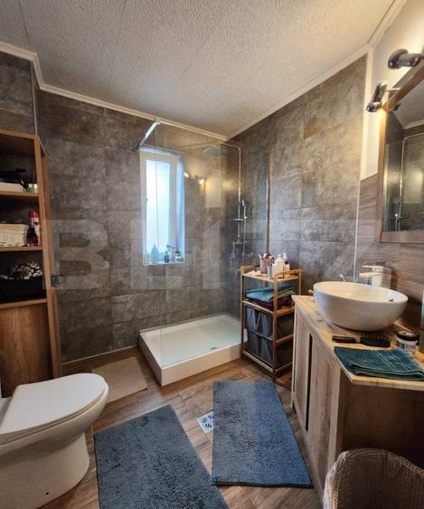 Casă individuală cu 12 camere cu Piscina în Platou