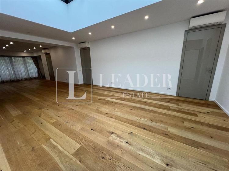 Apartament cu 4 camere semidecomandat, mobilat în Romană
