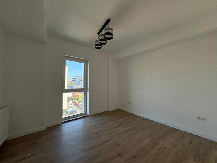 Apartament cu 4 camere semidecomandat în Dâmbul Rotund
