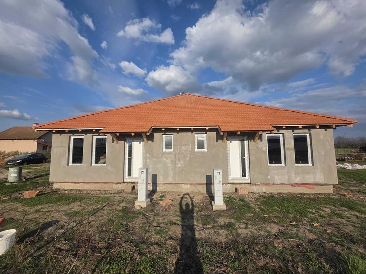 Casă cu 3 camere cu Teren 276 Mp în Parța