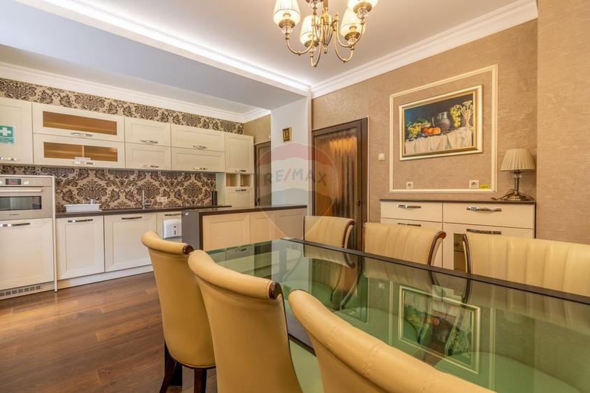 Casă individuală cu 8 camere cu Teren 450 Mp în Gruia