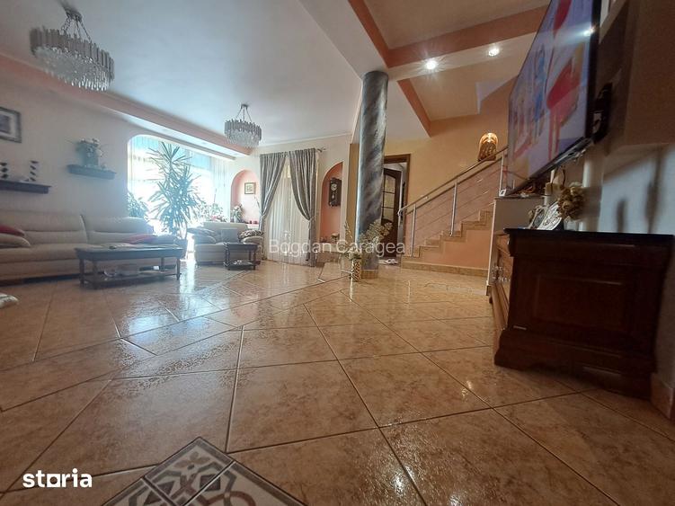 Casa individuala cu piscina. P+1+M. zona foarte buna