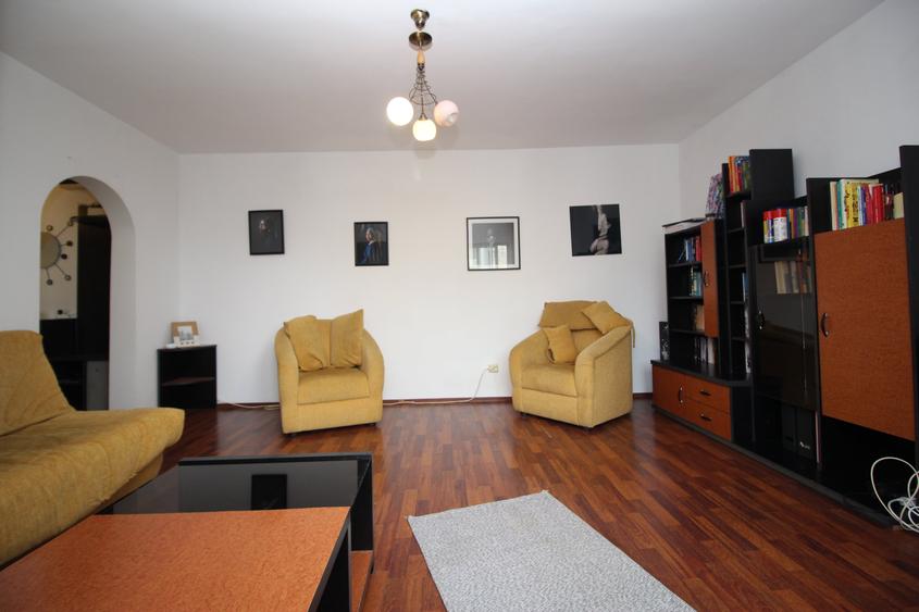 Apartament cu 2 camere decomandat în Eroii Revoluției
