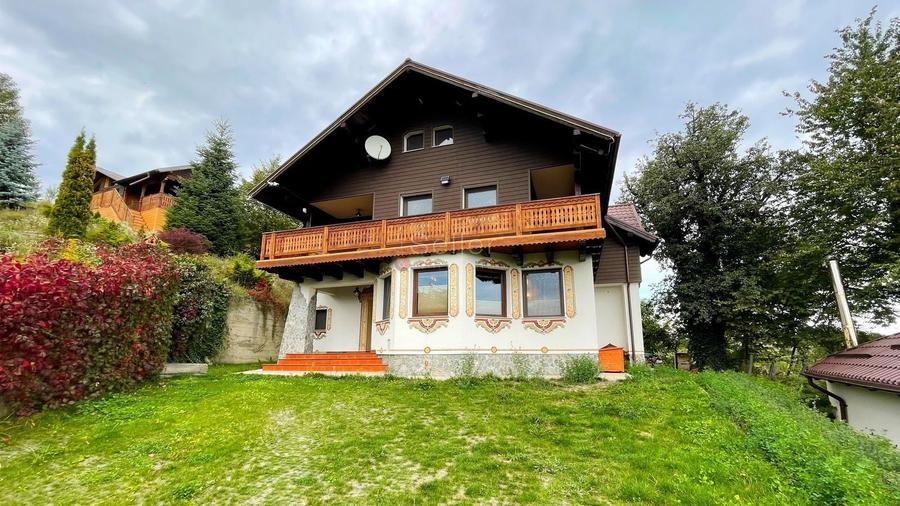 Casă individuală cu 11 camere cu Canalizare în Poiana Mărului