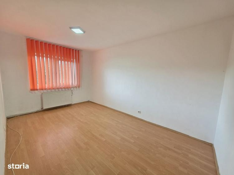 Apartament cu 3 camere decomandat în Astra