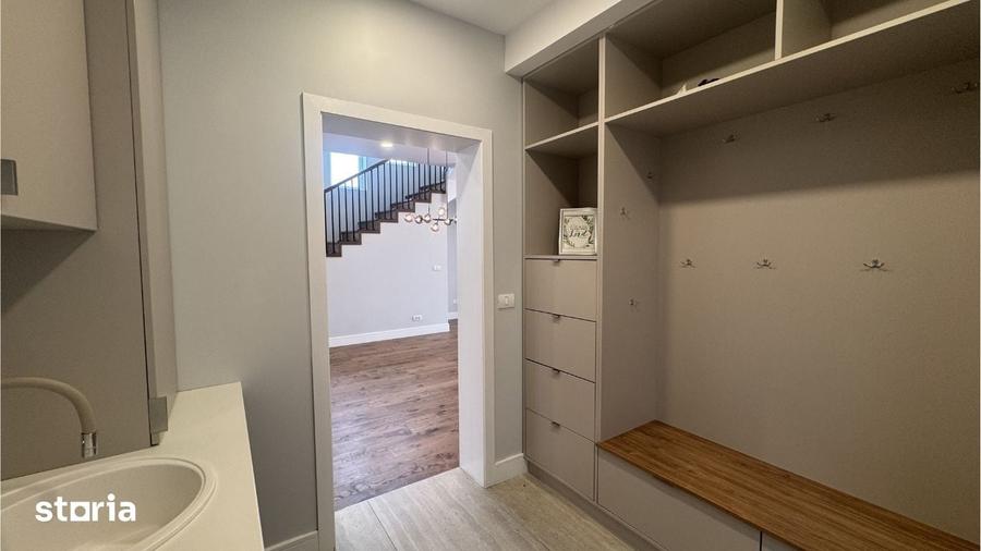 Casă cu 6 camere cu Teren 3433 Mp în Vladimirescu