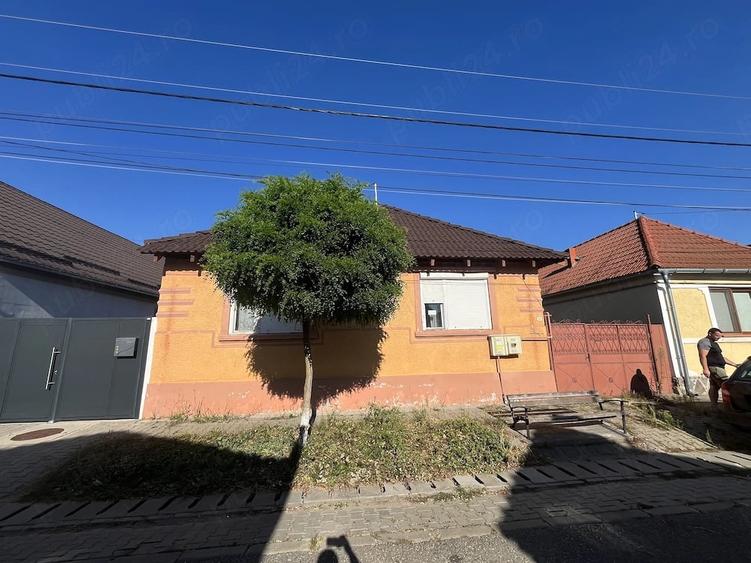 Casă cu 3 camere cu Teren 744 Mp în Central