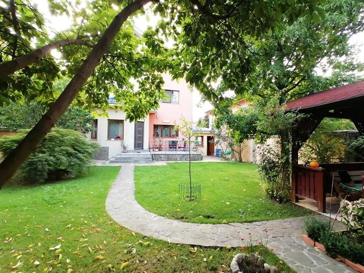 Casă individuală cu 9 camere cu Teren 660 Mp în Prelungirea Ghencea