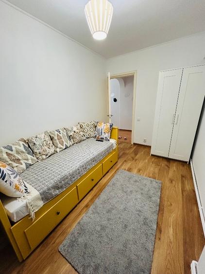 Apartament cu 3 camere decomandat, mobilat în Calea Moroieni