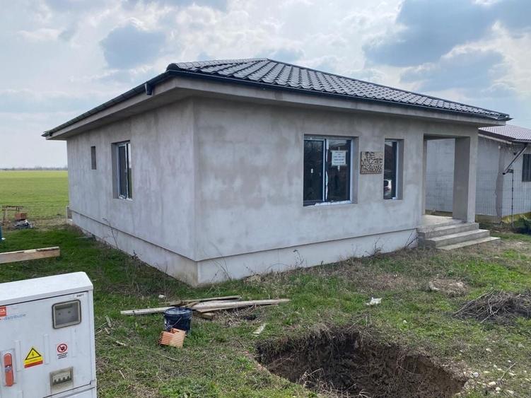 Casă cu 3 camere în Sintești